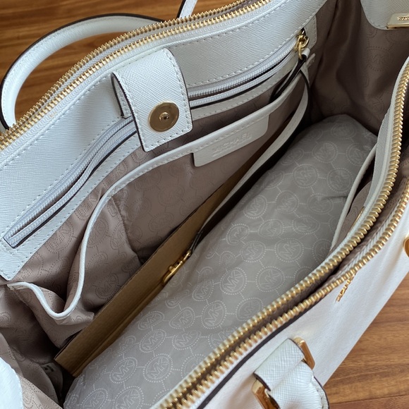 Michael Kors Handbag Practically Brand New! - Picture 4 of 7